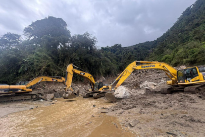 Maquinaria trabaja entre lodo y escombros para reabrir vías bloqueadas por los deslaves