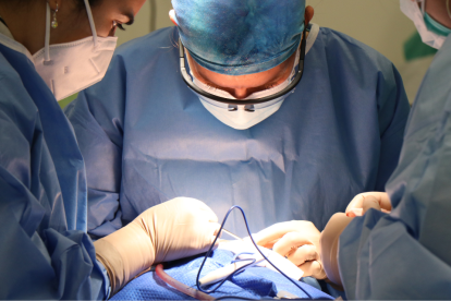 La paciente permaneció despierta durante la operación para calibrar con precisión la estimulación cerebral.