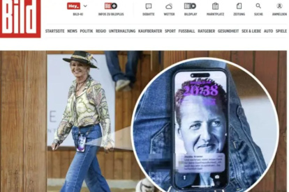Corinna Schumacher, esposa de Michael, dejó ver en el protector de pantalla de su celular una foto de su esposo.