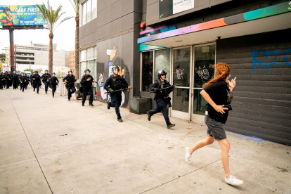 Los manifestantes huyen de las fuerzas del orden durante una protesta llamada "No Kings Day" en Los Ángeles, California, EE.UU.