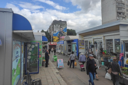En la imagen un mural en honor a un soldado ucraniano caído en la ciudad de Járkov.