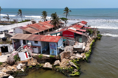 Fotografía aérea de una zona turística afectada tras el paso del huracán Erick, este lunes 14 de julio de 2025, en Acapulco (México).