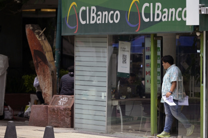 Una persona sale de una sucursal de CIBanco en la Ciudad de México el 25 de junio de 2025.