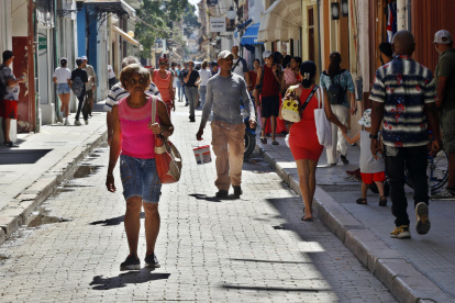 Personas caminan por una calle de La Habana (Cuba)