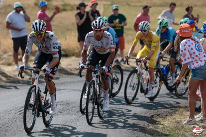 Jhonatan Narváez (c) es el principal apoyo de Tadej Pogacar (d).