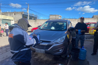 Inspectores de la AMC sorprendieron a un ciudadano lavando su auto con agua destinada al consumo humano.