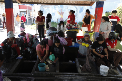 Lavandería. Cientos de personas se turnan para utilizar las 20 lavanderías que están en el barrio Nueva Aurora.