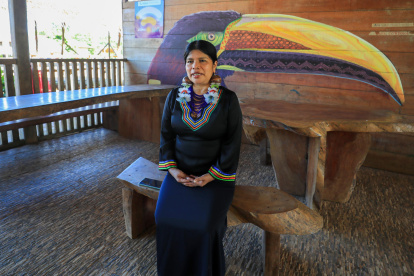 Patricia Gualinga hablando durante una entrevista con EFE, en Sarayaku (Ecuador).