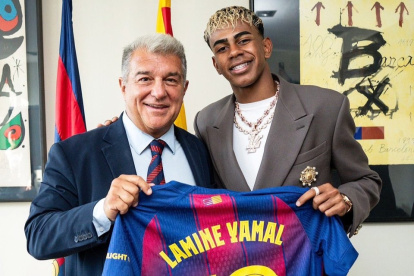 Lamine Yamal (d) recibió la camiseta "10" de parte del presidente del FC Barcelona.