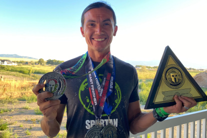 El ecuatoriano con las medallas y trofeo que además le dio el pase a tres campeonatos mundiales de su disciplina.