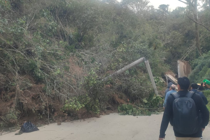 Los moradores de Santiago, en la provincia de Loja, cruzan por tramos colapsados de la vía E35 para llegar a sus hogares o asistir a citas médicas.