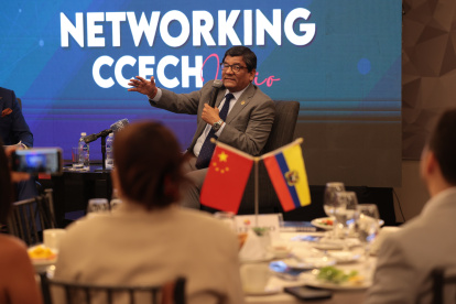 El ministro de Producción, Luis Alberto Jaramillo, en un conversatario con miembros de la Cámara de Comercio Ecuatoriano- China, en Guayaquil.