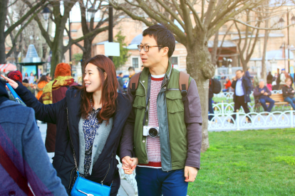 Protagonistas de un K-Drama en una escena romántica, donde la conexión emocional y las miradas intensas capturan la atención del público joven.