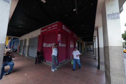 En la avenida Nueve de Octubre y Lorenzo de Garaycoa, a las 11:00 de un martes se ven siete locales cerrados, aunque en la zona hay más que se fueron.