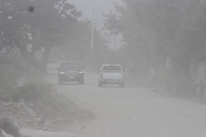Polvo. Así son las vías de ingreso a San Nicolás y Sabanilla: hay polvo, tierra y huecos.