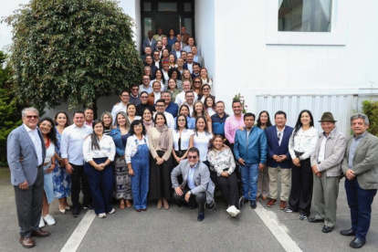 Luisa González, presidenta de la Revolución Ciudadana, junto al bloque legislativo en una reunión el pasado 22 de abril.