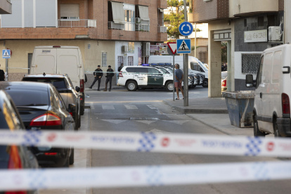 Agentes de la Guardia Civil cierran el tráfico este miércoles en el barrio de San Antonio de Torre Pacheco (Murcia).
