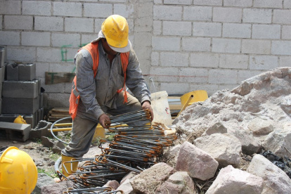 El Ministerio del Ambiente de Ecuador evalúa el impacto de las obras considerando factores como el daño a los ecosistemas, la generación de residuos, la afectación a comunidades vulnerables