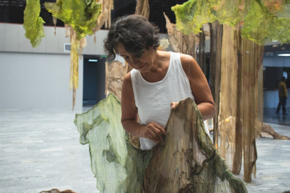 Entre gasas, residuos y desechos naturales, la artista Shirma Guayasamín crea una obra que invita a tocar, recorrer y reflexionar sobre nuestros ecosistemas