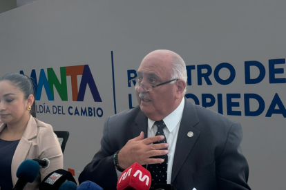 George Moreira, registrador de la Propiedad de Manta, durante la rueda de prensa donde defendió la legalidad de la venta del inmueble vinculado a alias Fito.