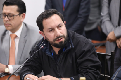 Adrián Castro, asambleísta de ADN por Azuay, impulsa un código de ética para combatir el nepotismo en la Asamblea Nacional.