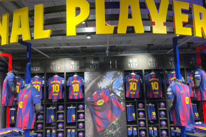 La tienda del FC Barcelona con la camiseta del nuevo astro juvenil del equipo.