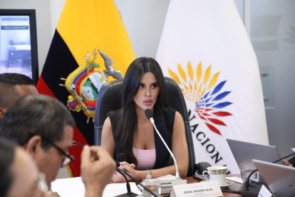 Diana Jácome, presidenta de la Comisión de Transparencia, durante su pronunciamiento sobre el informe de la Contraloría del contrato ATM.