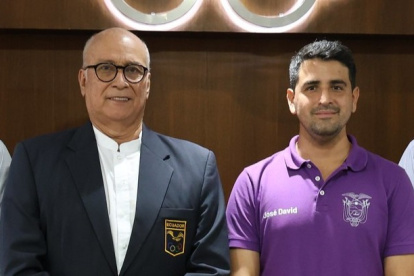 El presidente del COE, Jorge Delgado (i), posa junto al ministro del Deporte, José David Jiménez.