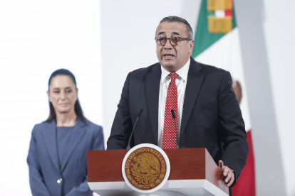 El director general de Bimbo, José Manuel González Guzmán, habla en una rueda de prensa este jueves, en el Palacio Nacional, en Ciudad de México (México). La panificadora mexicana Bimbo anunció una inversión de 2.000 millones de dólares en siete estados del país entre 2025 y 2028, con lo cual se crearán unos 2.000 empleos directos y 800 indirectos, dentro del Plan México propuesto por la presidenta, Claudia Sheinbaum.
