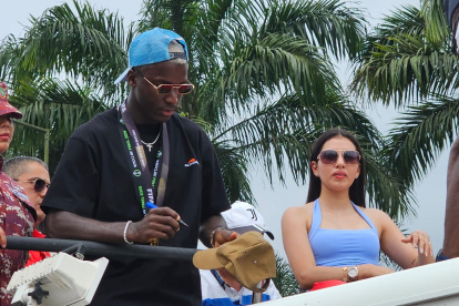 El volante ecuatoriano Moisés Caicedo, junto a su pareja Paola Salazar, saludó a la gente de Santo Domingo.