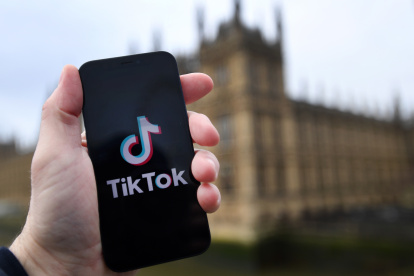 El logotipo de TikTok en un teléfono celular.