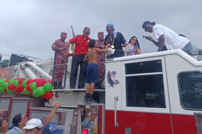 El volante Moisés Caicedo se dio tiempo para firmar autógrafos desde el vehículo de los bomberos