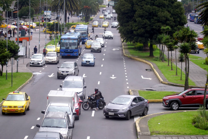 La medida se implementa de lunes a viernes para reducir la notable congestión vial que se genera en la capital.