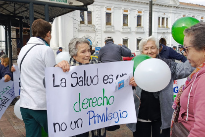 Jubilados en Cotopaxi reclaman por presunto maltrato y falta de atención médica en el IESS.