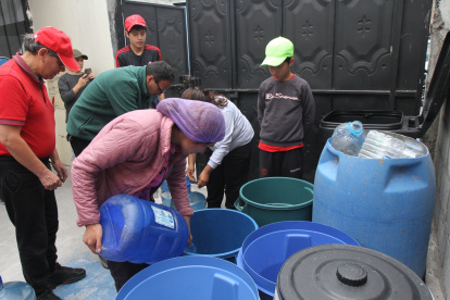 Los vecinos de Solanda llevaron botellones de agua a un centro infantil ubicado en Nueva Aurora. Un tanquero llega a la zona, pero a cinco cuadras del establecimiento.