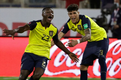 Moisés Caicedo y Piero Hincapié (d) comparte en selección ecuatoriana de fútbol