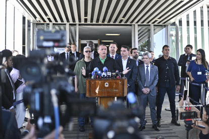 El expresidente de Brasil, Jair Bolsonaro (2019-2022), habla durante una rueda de prensa frente al Senado Federal este jueves 17 de julio de 2025, en Brasilia (Brasil).