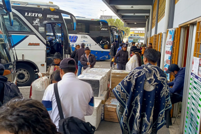 Transportistas exigen control a informales en el terminal terrestre de Latacunga.