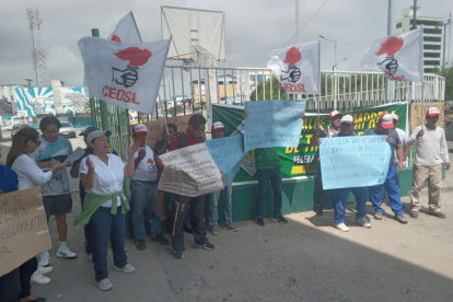 Trabajadores y entrenadores, en una de las manifestaciones en las afueras de Fedeoro.