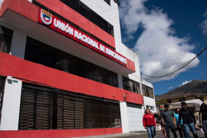 La Unión Nacional de Educadores (UNE) denunció que en la Ley de Integridad Pública se aumentaba la edad de jubilación, de 60 a 65 años, para recibir el incentivo económico.