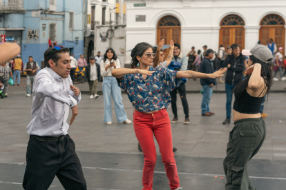 Vecinos y vecinas de la Plaza del Teatro participaron de los talleres de Danzas Voguing en la Plaza del Teatro