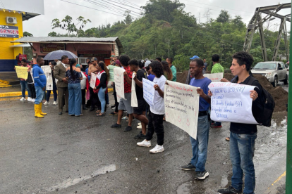 Manifestantes bloquean la vía E-20 en Viche exigiendo respuestas a Petroecuador y al Estado.