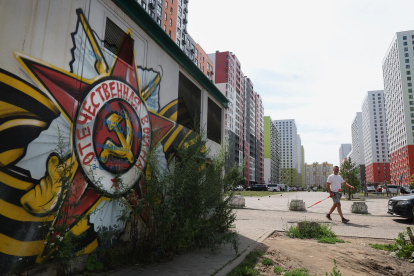 Un hombre camina en un distrito residencial de nueva construcción en Moscú, Rusia, el 18 de julio de 2025.