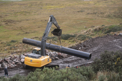 Llegaron los primeros tubos que servirán para reemplazar el tramo dañado de la línea de conducción Mica – Quito Sur.