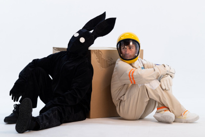 La obra, construida desde la improvisación y el juego con el inconsciente, es interpretada por los actores César Santos y Omar Bonilla.