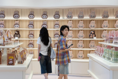 Visitantes en una panadería temática de personajes con productos Labubu inaugurado por la empresa de juguetes china Pop Mart, en Pekín, China.