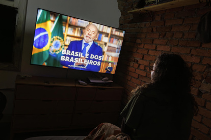 Una mujer observa una alocución del presidente de Brasil, Luiz Inácio Lula da Silva, este jueves, en São Paulo (Brasil).