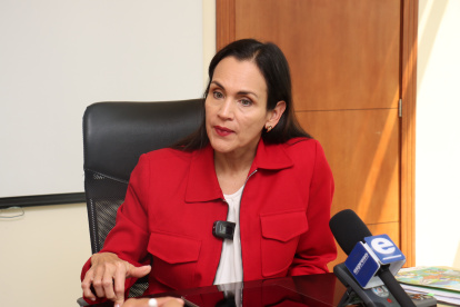 Imagen de archivo. Ministra de Energía, Inés Manzano, en entrevista pasada con los medios.