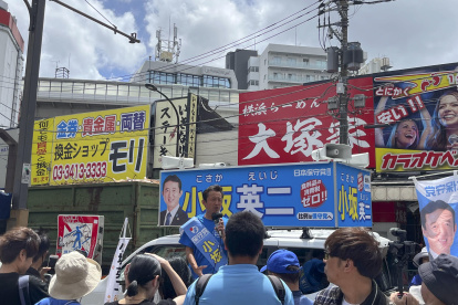 Imágenes de carteles electorales, en un mitin político del partido conservador de Japón.