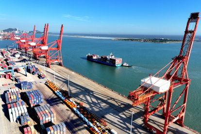 Lianyungang. Un barco ingresa al puerto de la provincia de Jiangsu.